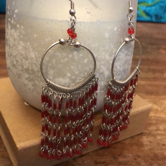 Red long dangling cascade earrings. Glass beads on silver tone metal - Picture 3 of 7